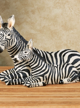 现 纽约下城公园进口温暖怀抱小憩的斑马母与子生动手绘装饰摆件