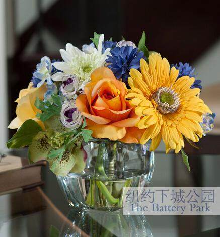 现纽约下城公园进口仿真花非洲菊矢车菊和玫瑰盛开在花瓶中客厅