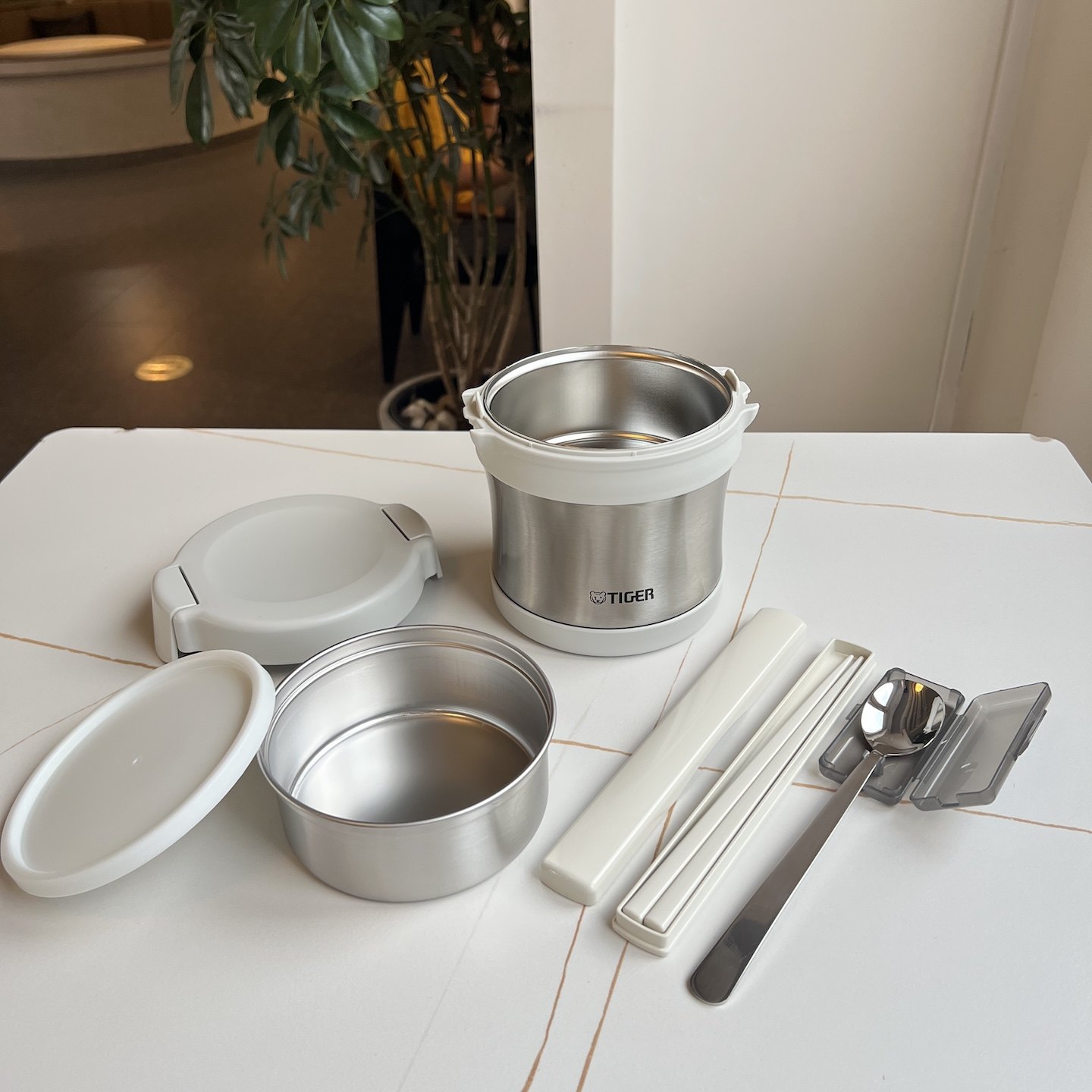 虎牌双层不锈钢保温饭盒带餐具