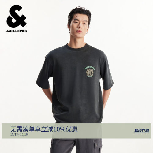 略宽松版型；圆领领型；刺绣字母图腾；