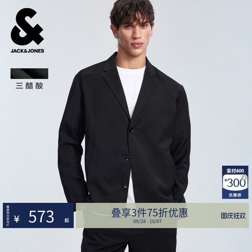 宽松版型，平驳领，三粒扣门襟，纽扣袖口
