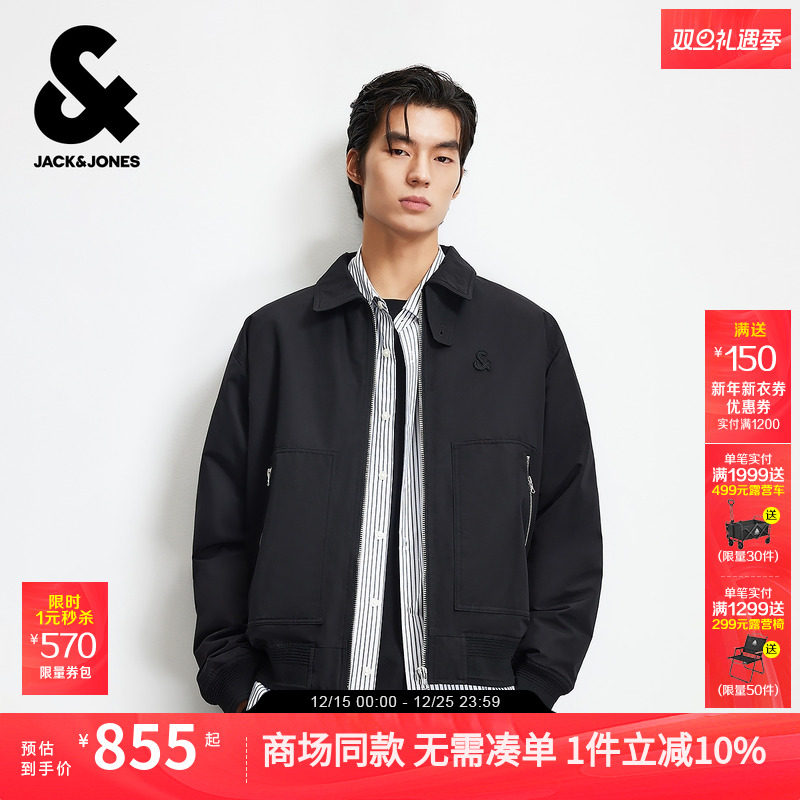 宽松版型，翻领领口，拉链门襟