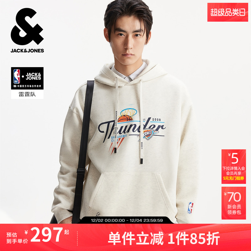 胸前球队标志设计 罗纹袖口与底摆 袋鼠口袋