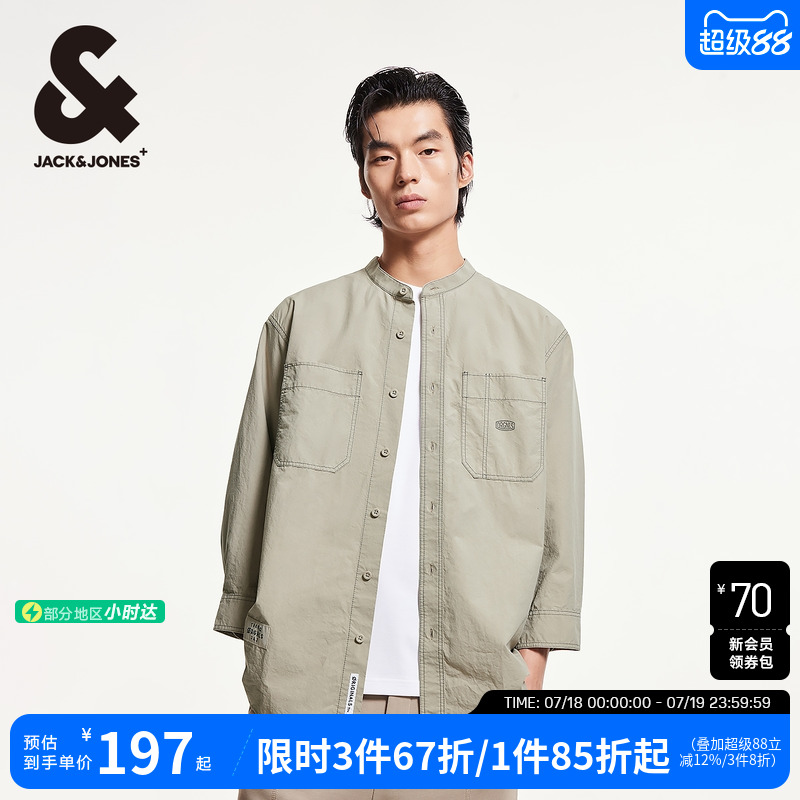 宽松版型 立领领口，纽扣门襟双侧贴袋