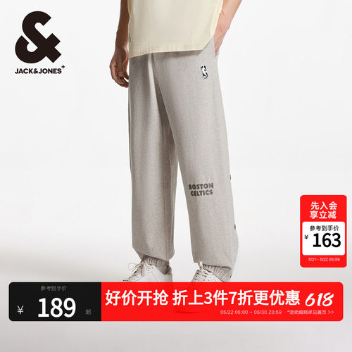 宽松版型 松紧抽绳腰头，双侧插袋，刺绣