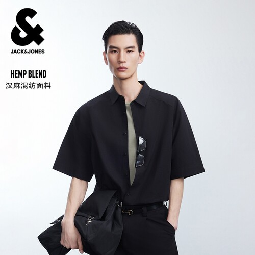 宽松版型，翻领领型，纽扣门襟