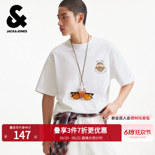 略宽松版型 罗纹圆领  胸前队标图案设计