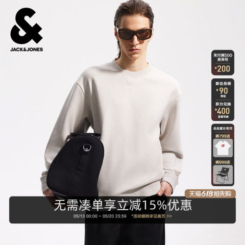 略宽松版型，罗纹圆领，袖口及底摆花织设计