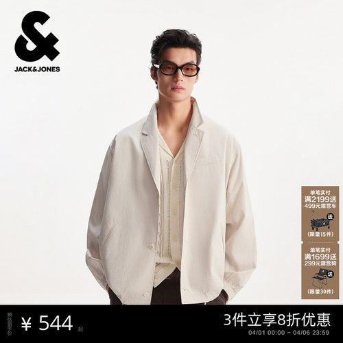 略宽松版型；平驳领领型；肌理感条纹面料；