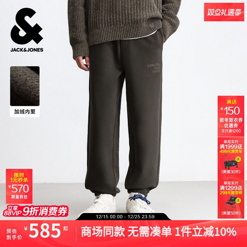 双侧插袋，字母刺绣，背后单侧贴袋