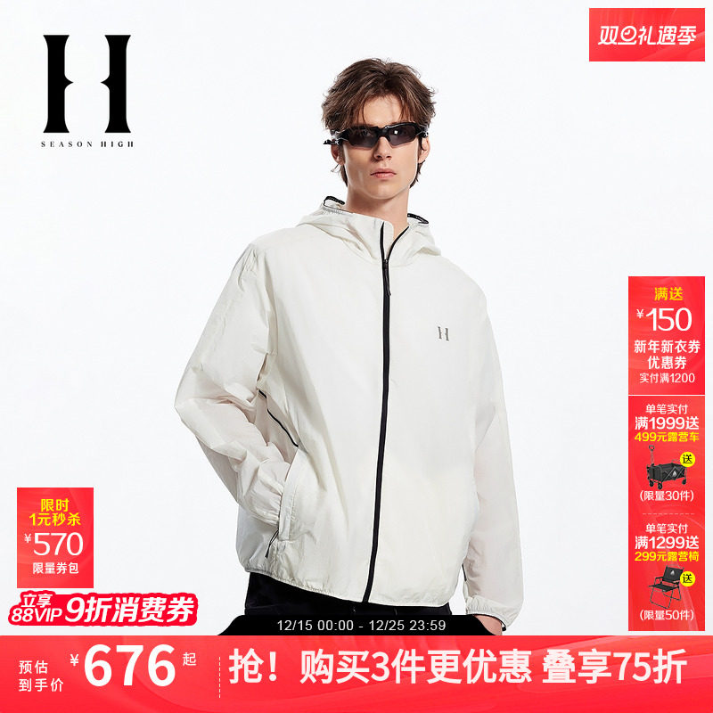 松紧连帽；两侧拉链插袋；单侧胸前字母logo