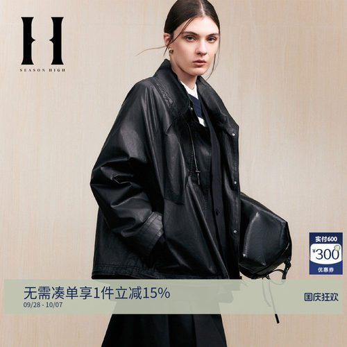 立领领型，可调节抽绳设计。拉链按扣门襟
