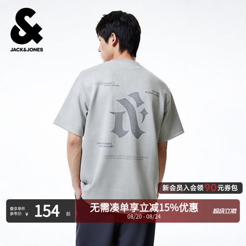 略宽松版型，罗纹圆领，胸前logo印花，