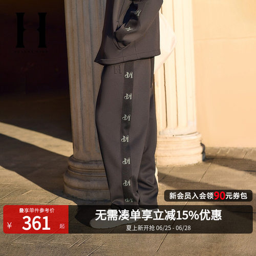 宽松版型；松紧抽绳腰头；两侧织带拼接