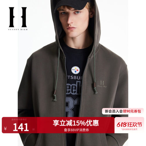 两侧插袋设计，胸前字母刺绣