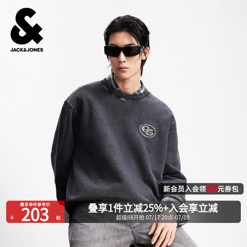 宽松版型，罗纹圆领领口，胸前字母贴布刺绣