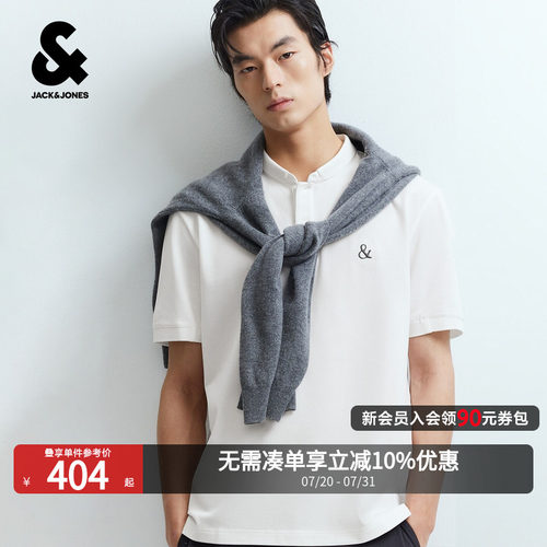 合体版型；两粒扣亨利领；前身单侧小刺绣