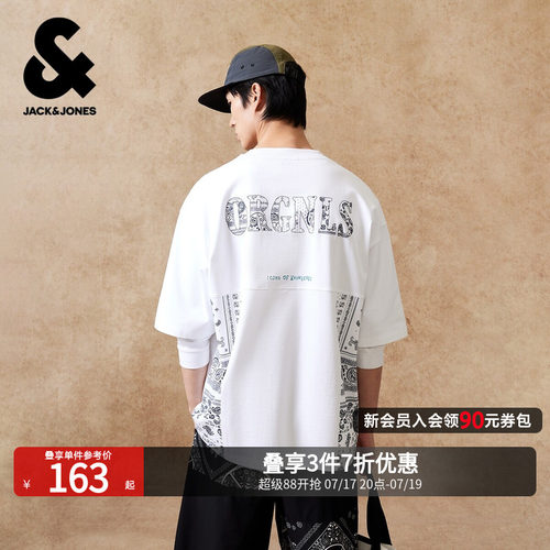 略宽松版型；罗纹圆领；单侧旗标