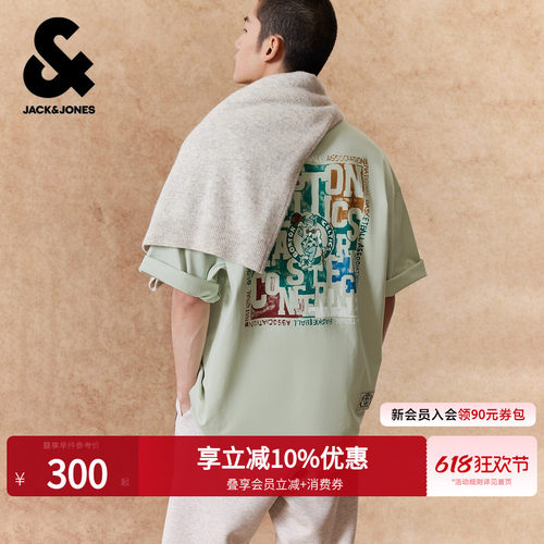 廓形版型；罗纹圆领领口；胸前复古印花图案
