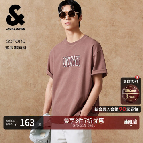 略宽松版型；圆领领型；胸前刺绣字母