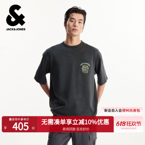略宽松版型；圆领领型；刺绣字母图腾；