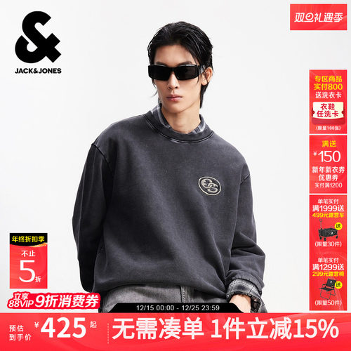 宽松版型，罗纹圆领领口，胸前字母贴布刺绣