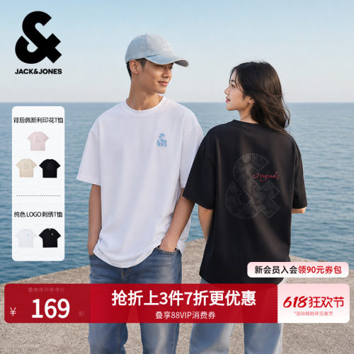 略宽松版型；圆领领型；胸前及背后刺绣字母