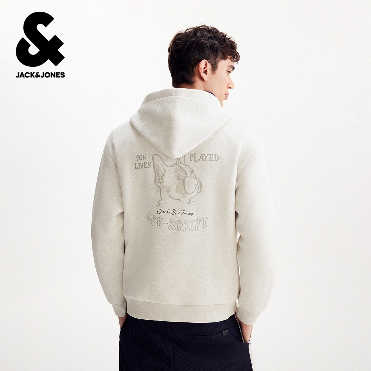 略宽松版型，连帽领型，三粒扣领口