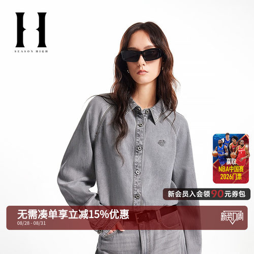 翻领领型，插肩袖剪裁，纽扣门襟