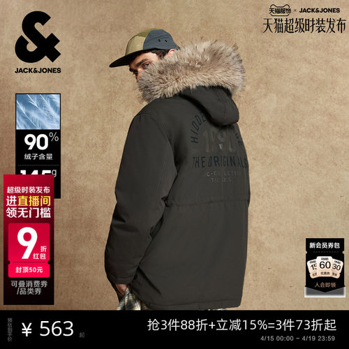 略宽松版型；抽绳连帽；仿兔毛内里；