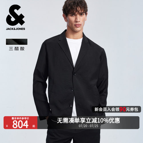 宽松版型，平驳领，三粒扣门襟，纽扣袖口