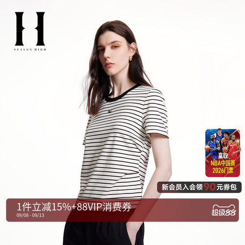 胸前金属字母装饰，衣身立体剪裁设计