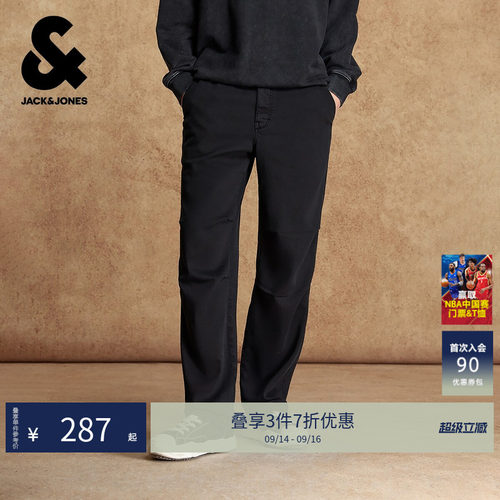 膝盖伞裤压褶设计；单侧臀兜及刺绣logo
