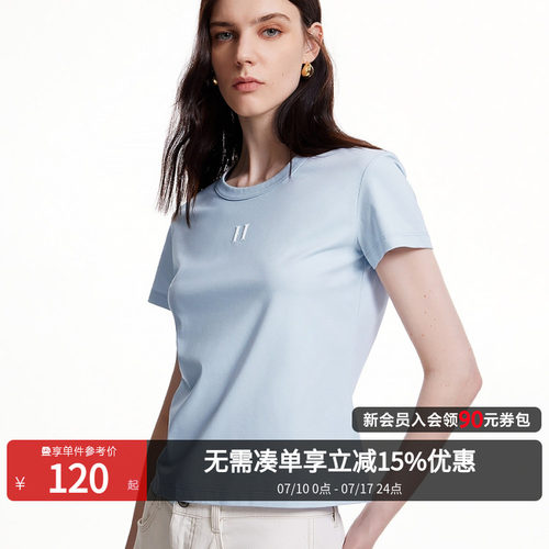 圆领领型，合身版型，胸前字母图案