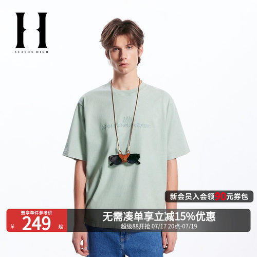 胸前立体刺绣字母；领后立体刺绣logo