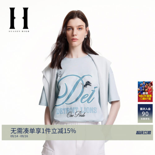 胸前字母图案印花装饰，背后数字胶印装饰
