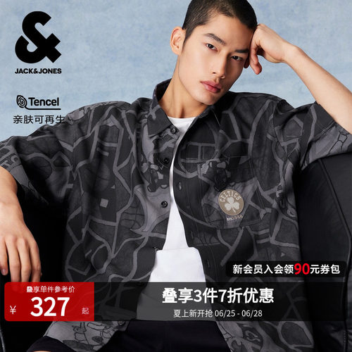 翻领领型，纽扣门襟胸前单侧贴袋 衣身满印