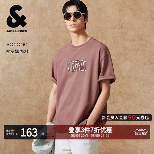 略宽松版型；圆领领型；胸前刺绣字母