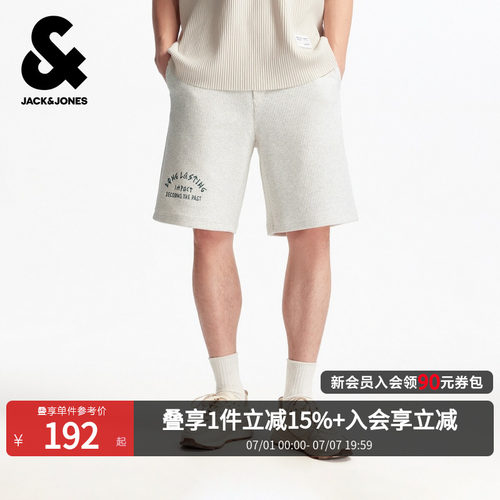 宽松版型；抽绳松紧腰头；单侧字母刺绣；