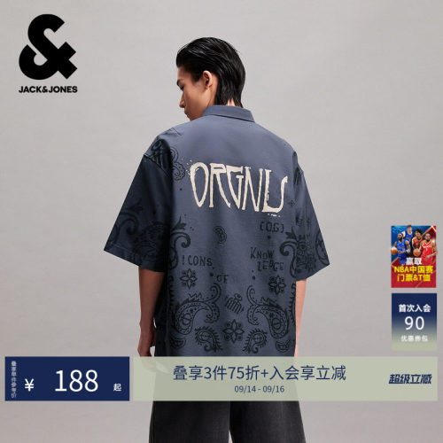 宽松版型，翻领领口，纽扣门襟