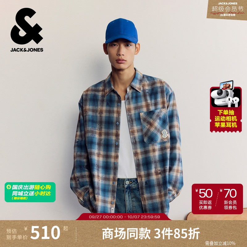 宽松版型，翻领领口，纽扣门襟，衣身格纹