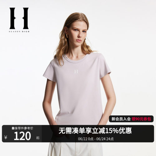 常规版型，圆领领型，胸前立体字母胶印装饰