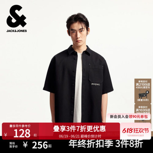 宽松版型，翻领领口，纽扣门襟