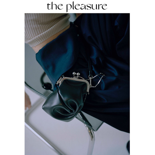 the pleasure软雕塑原创设计褶皱歪头包口金包斜挎迷你包牛剖层革