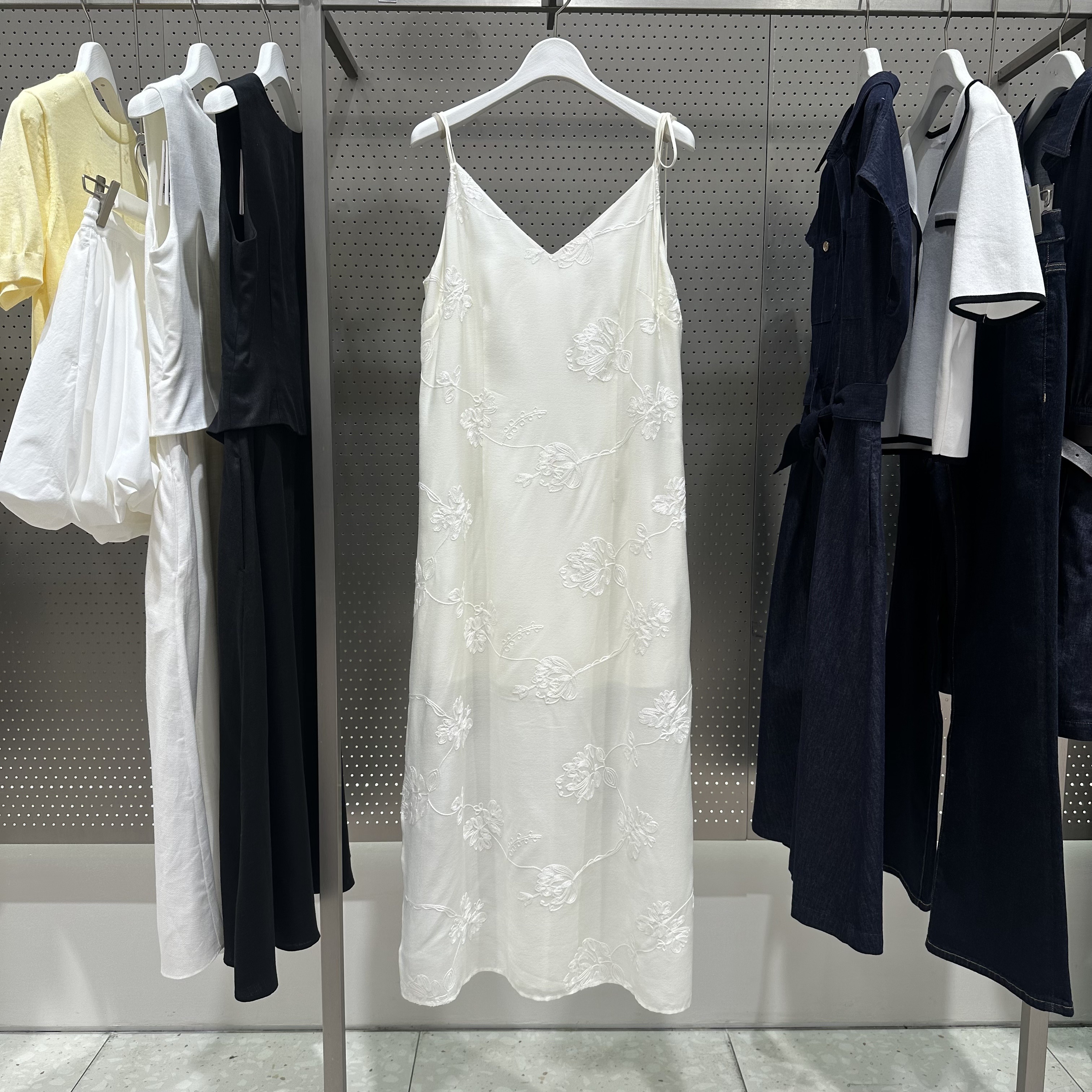 LIL*商场同款夏季纯色暗纹无袖百搭吊带长款连衣裙125220C7025