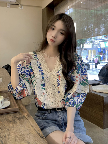 Real price Korean Vintage V-neck floral shirt women's design sense lace splicing loose blouse fashion