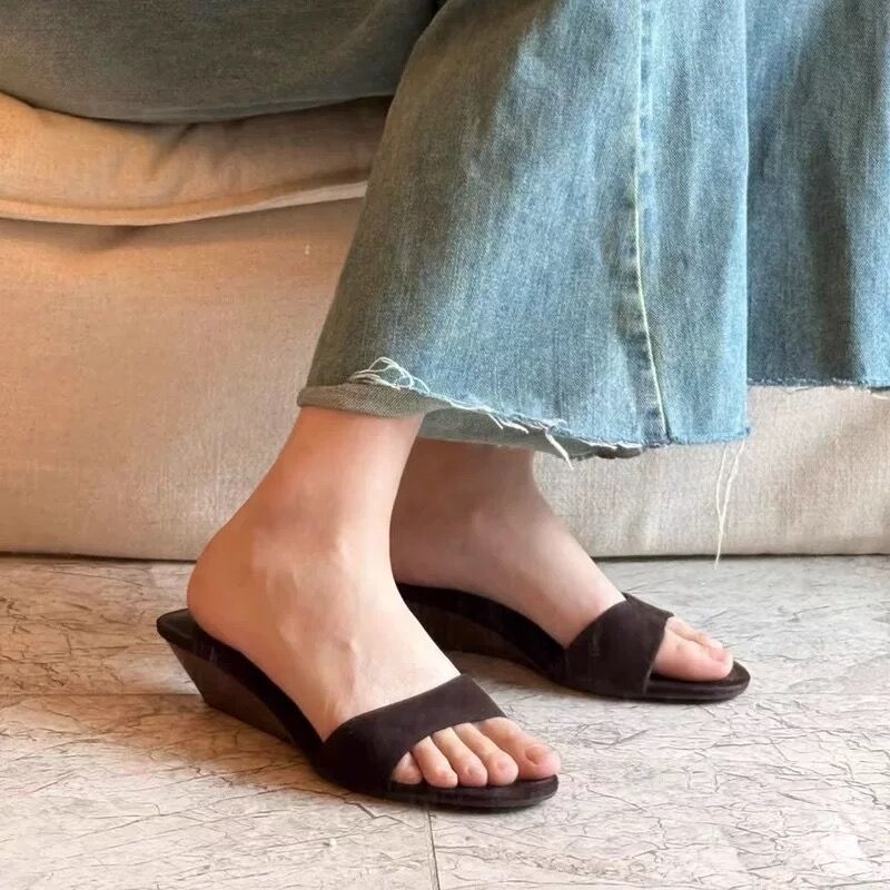 法式厚底坡跟一字拖鞋女2025新款夏季外穿露趾气质凉拖低跟凉鞋女