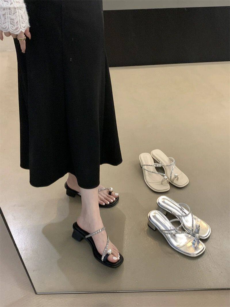 仙女风粗跟套趾珍珠凉拖鞋女外穿2024夏新款水钻中跟罗马夹趾凉鞋