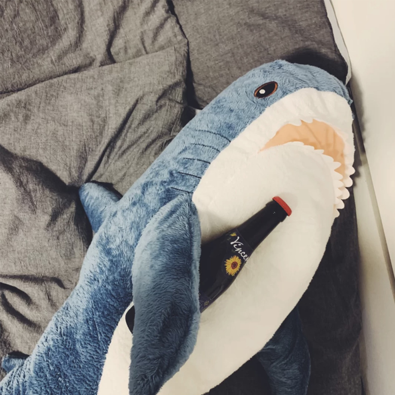 ins风可爱卡通ikea鲨鱼女生睡觉