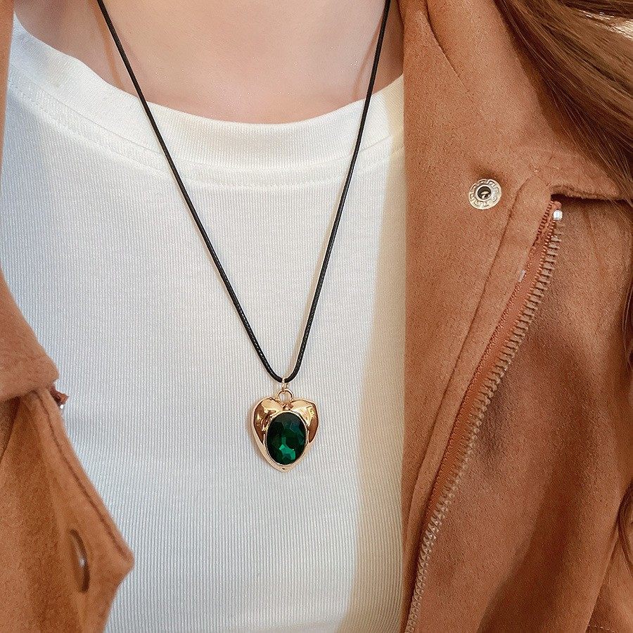 轻奢爱心吊坠项链女长款红色宝石锁骨链高级感百搭毛衣链卫衣链